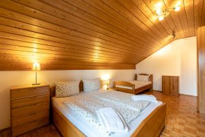 Gasthof Jägerwirt Neufahrn Ferienhaus Schlafzimmer